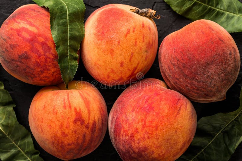Pesche mature su fondo di pietra nero Concetto sano dell'alimento fotografie stock libere da diritti Pesche mature su fondo di pietra nero Concetto sano dell'alimento fotografie stock libere da diritti