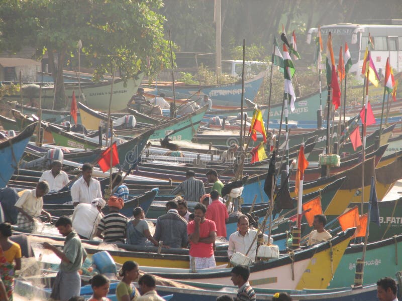 Pescherecci allineati lungo la riva L'India, il Karnataka fotografie stock libere da diritti Pescherecci allineati lungo la riva L'India, il Karnataka fotografie stock libere da diritti