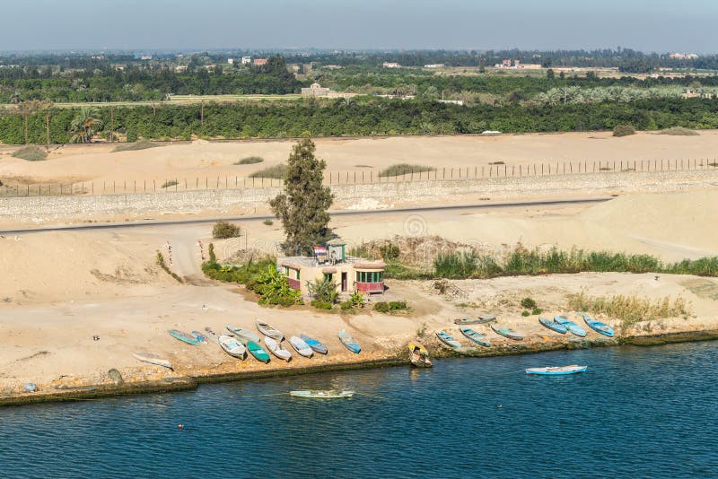 Pescherecci sulla riva del canale di Suez, Egitto immagini stock Pescherecci sulla riva del canale di Suez, Egitto immagini stock