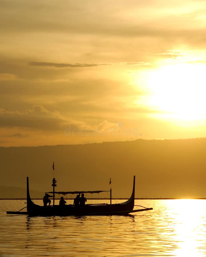 Peschereccio al tramonto fotografia stock libera da diritti Peschereccio al tramonto fotografia stock libera da diritti