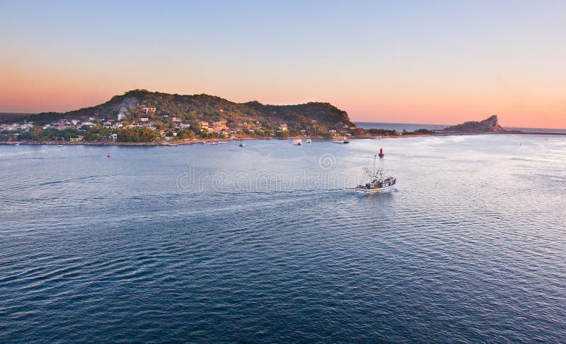 Peschereccio in Mazatlan che si dirige fuori al mare fotografia stock libera da diritti Peschereccio in Mazatlan che si dirige fuori al mare fotografia stock libera da diritti