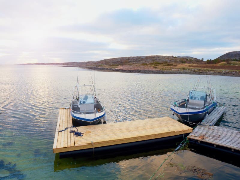 Peschereccio nel porto della baia, acqua calma di tramonto Un motoscafo per pesca sportiva fotografie stock libere da diritti Peschereccio nel porto della baia, acqua calma di tramonto Un motoscafo per pesca sportiva fotografie stock libere da diritti