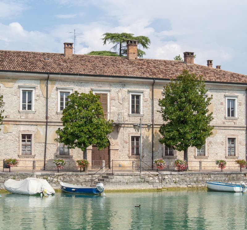 Peschiera del Garda, Italie Lac garda Les vieux bâtiments militaires au centre de la ville image stock Peschiera del Garda, Italie Lac garda Les vieux bâtiments militaires au centre de la ville image stock