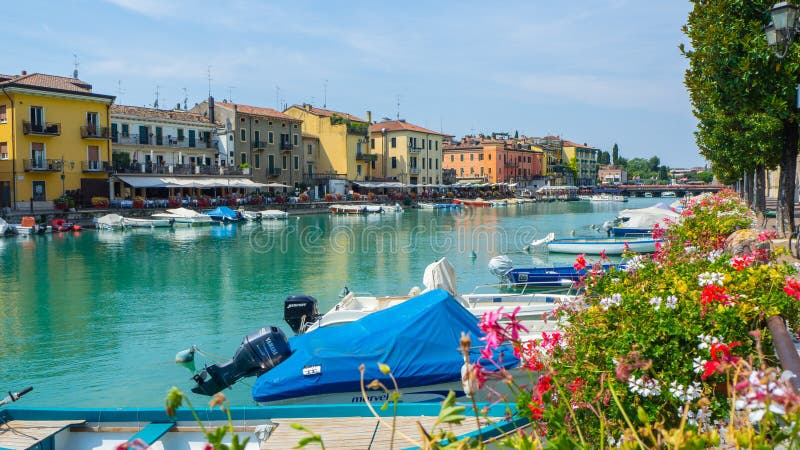 Peschiera Del Garda, Włochy Piękny dziejowy centrum miasta Deptak i rozrywka wzdłuż wodnego kanału Garda jezioro zdjęcia stock Peschiera Del Garda, Włochy Piękny dziejowy centrum miasta Deptak i rozrywka wzdłuż wodnego kanału Garda jezioro zdjęcia stock