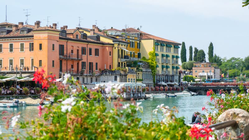 Peschiera Del Garda, Włochy Piękny dziejowy centrum miasta Deptak i rozrywka wzdłuż wodnego kanału Garda jezioro zdjęcia stock Peschiera Del Garda, Włochy Piękny dziejowy centrum miasta Deptak i rozrywka wzdłuż wodnego kanału Garda jezioro zdjęcia stock