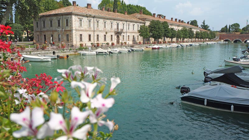 Peschiera Del Garda, Włochy Piękny dziejowy centrum miasta Deptak i rozrywka wzdłuż wodnego kanału Garda jezioro zdjęcie stock Peschiera Del Garda, Włochy Piękny dziejowy centrum miasta Deptak i rozrywka wzdłuż wodnego kanału Garda jezioro zdjęcie stock