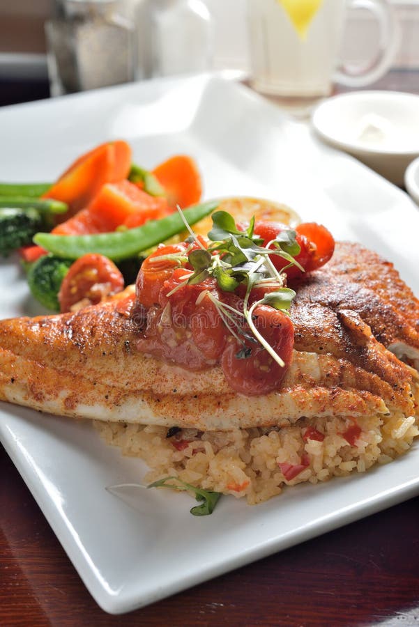 Pesci cotti di tilapia immagini stock libere da diritti Pesci cotti di tilapia immagini stock libere da diritti
