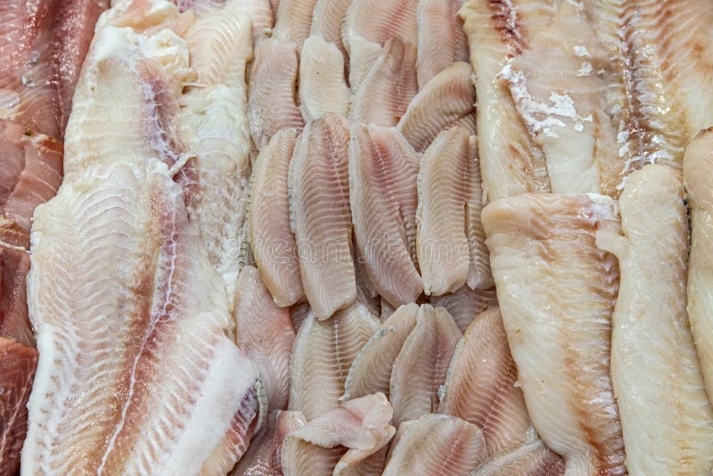 Pesci esposti sul mercato del pesce per la vendita al consumatore fotografie stock libere da diritti Pesci esposti sul mercato del pesce per la vendita al consumatore fotografie stock libere da diritti