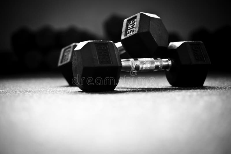 Peso che solleva-Dumbells in una palestra del crossfit immagine stock libera da diritti Peso che solleva-Dumbells in una palestra del crossfit immagine stock libera da diritti