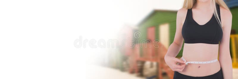 Peso de medição da mulher com a fita de medição na cintura perto das cabanas da praia do verão com transição imagens de stock royalty free Peso de medição da mulher com a fita de medição na cintura perto das cabanas da praia do verão com transição imagens de stock royalty free