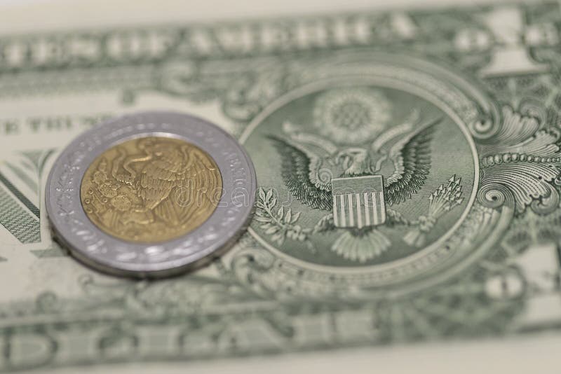 Peso mexicain et dollars US photographie stock libre de droits Peso mexicain et dollars US photographie stock libre de droits