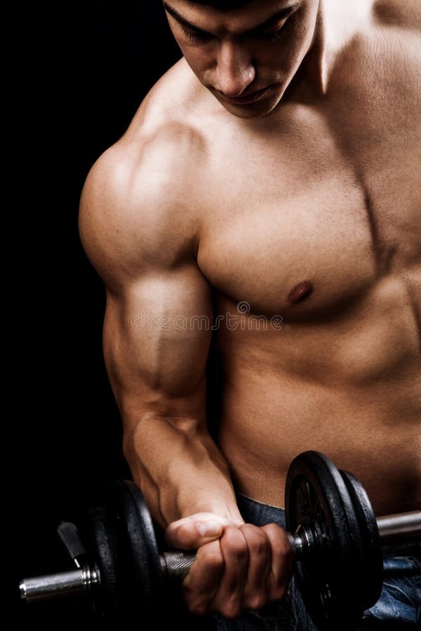 Pesos de levantamento do homem muscular poderoso foto de stock Pesos de levantamento do homem muscular poderoso foto de stock