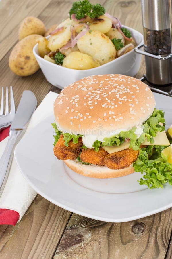 Pesque la hamburguesa con las patatas fritas en un cuenco foto de archivo libre de regalías Pesque la hamburguesa con las patatas fritas en un cuenco foto de archivo libre de regalías