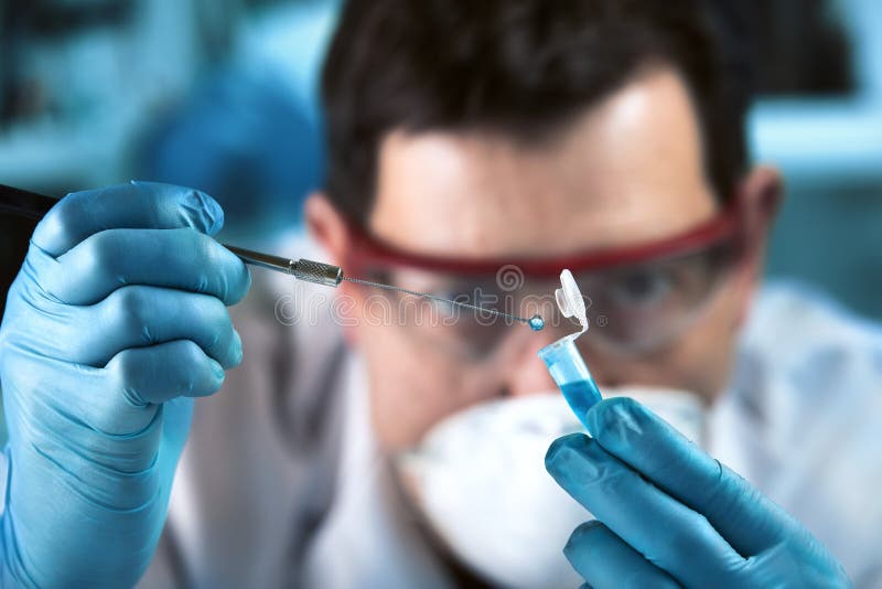 Pesquisador do técnico que prova o tubo do pcr para analítico genético no laboratório clínico imagem de stock Pesquisador do técnico que prova o tubo do pcr para analítico genético no laboratório clínico imagem de stock