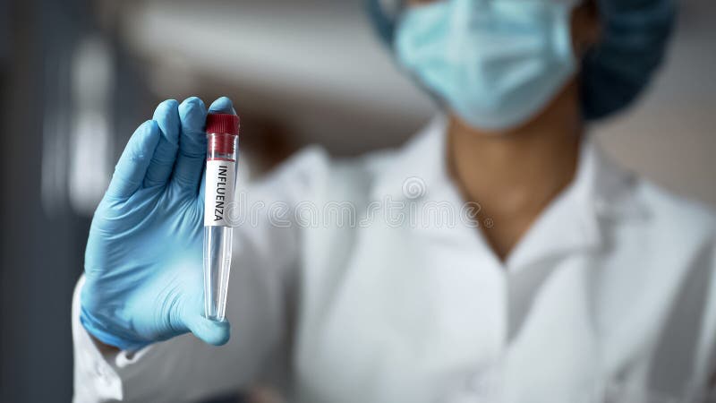 Pesquisador do vírus que guarda o tubo de ensaio antiviroso da droga da gripe, infecção epidêmica imagens de stock royalty free Pesquisador do vírus que guarda o tubo de ensaio antiviroso da droga da gripe, infecção epidêmica imagens de stock royalty free