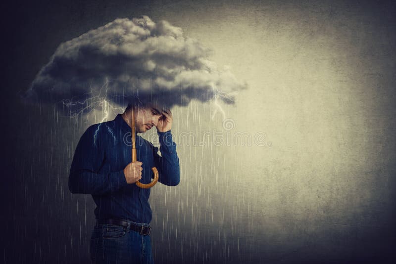 Pessimistische man, staat onder regen, lijdt onder angst als het houden van een paraplu-storm wolk boven het hoofd Geheugenconcep