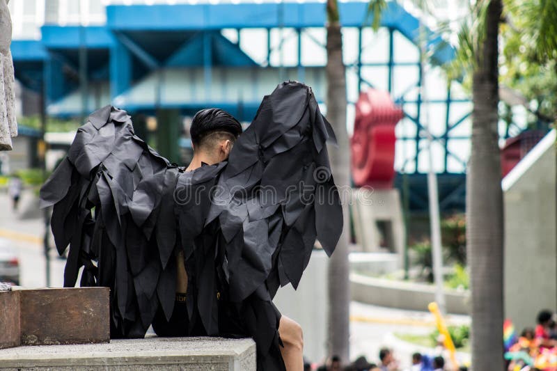 Pessoa Numa Máscara Negra Do Diabo Na Diablada Imagem de Stock Editorial -  Imagem de diabo, asas: 177228204