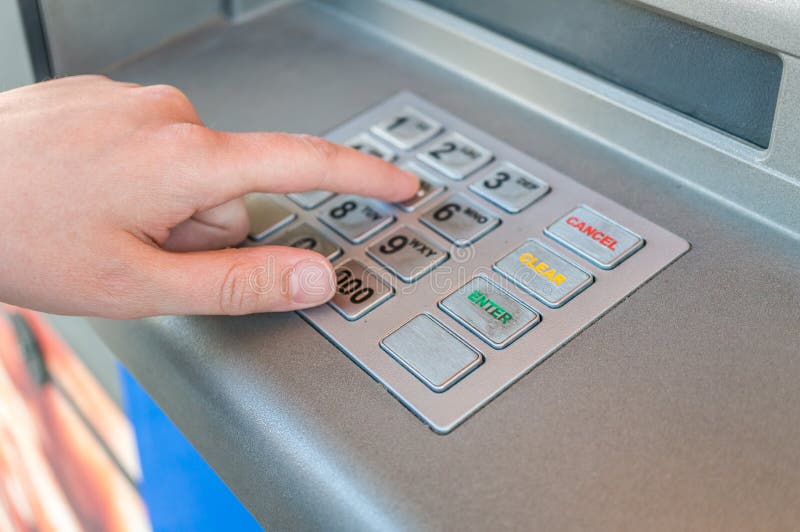 A pessoa está usando o teclado e o código entrando do pino na máquina do ATM Conceito da operação bancária fotos de stock A pessoa está usando o teclado e o código entrando do pino na máquina do ATM Conceito da operação bancária fotos de stock