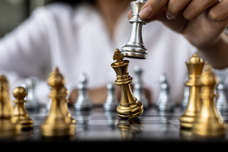 Pessoa jogando xadrez, imagem conceitual de uma mulher de negócios  segurando peças de xadrez contra o oponente, xadrez contra a concorrência  comercial, planejando estratégias de negócios para derrotar os concorrentes