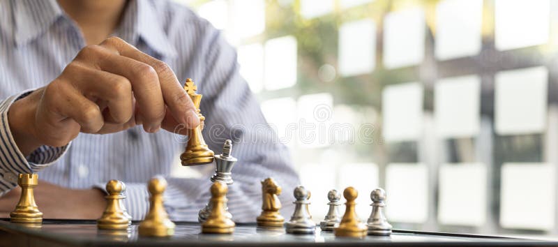 Pessoa Jogando Xadrez No Tabuleiro De Jogos Modelo Imagem Com Peças De Xadrez  Como Competição De Negócios E Gerenciamento De Risco Foto de Stock - Imagem  de posse, equipe: 243008238
