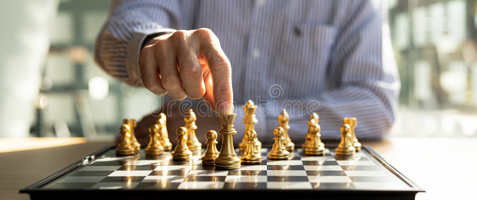 Pessoa jogando jogo de tabuleiro de xadrez, imagem conceitual de empresária  segurando peças de xadrez contra adversário de xadrez contra competição de  negócios, planejando estratégias de negócios para derrotar concorrentes de  negócios