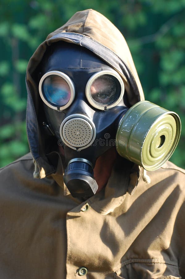 Pessoa com máscara de gás imagens de stock