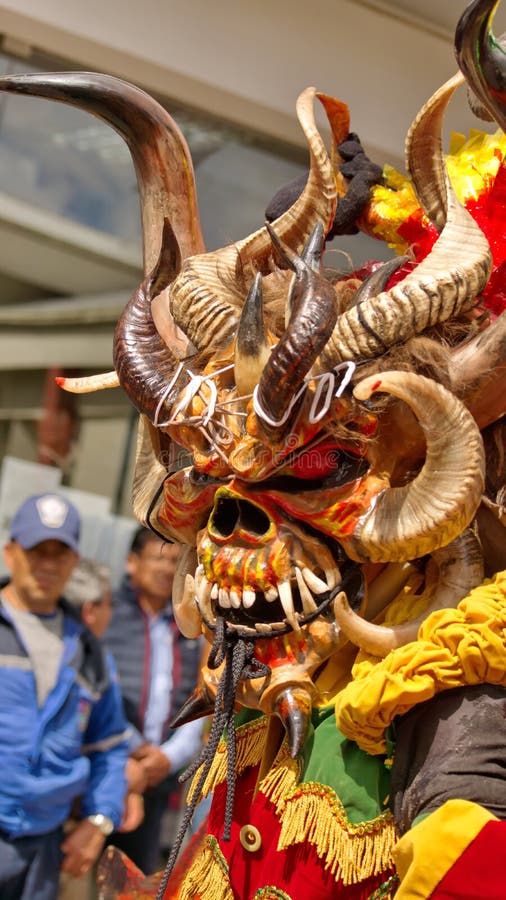 Pessoa Numa Máscara Negra Do Diabo Na Diablada Imagem de Stock Editorial -  Imagem de diabo, asas: 177228204