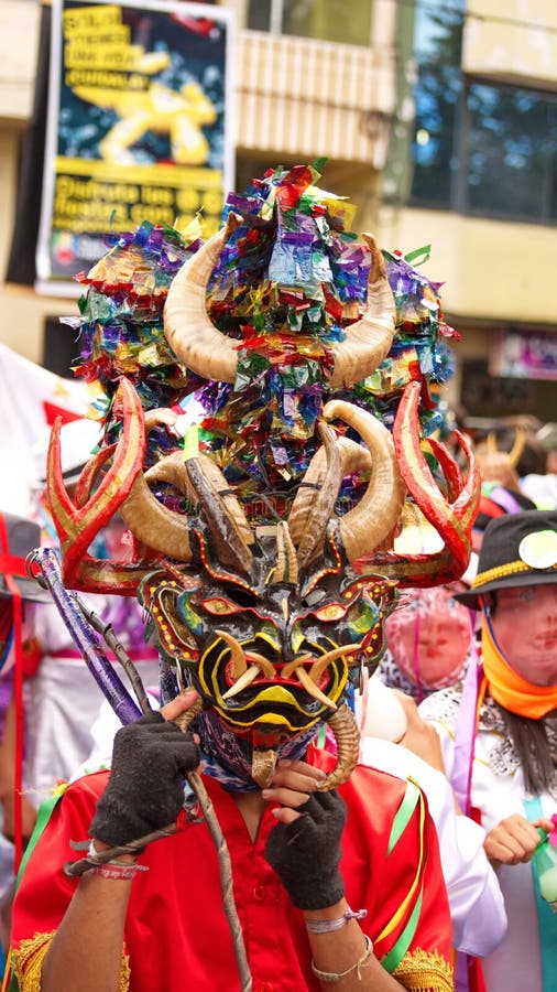 Pessoa Numa Máscara Negra Do Diabo Na Diablada Foto de Stock Editorial -  Imagem de festividade, asas: 177227703