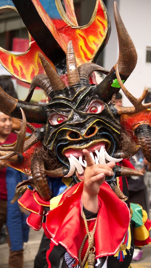 Pessoa Numa Máscara Negra Do Diabo Na Diablada Imagem de Stock Editorial -  Imagem de diabo, asas: 177228204