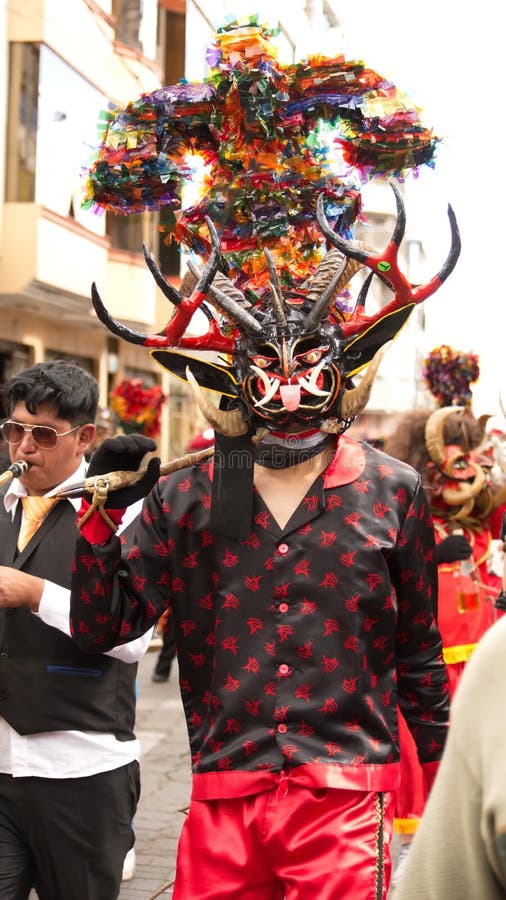 Pessoa Numa Máscara Negra Do Diabo Na Diablada Foto de Stock Editorial -  Imagem de festividade, asas: 177227703