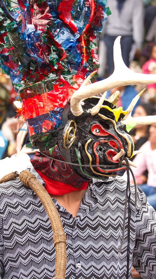 Pessoa Numa Máscara Negra Do Diabo Na Diablada Imagem de Stock Editorial -  Imagem de diabo, asas: 177228204