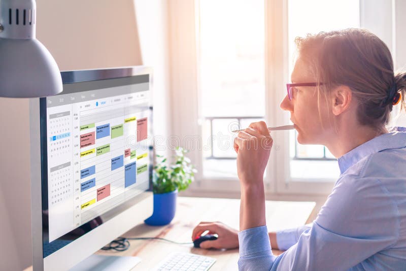 Pessoa que usa o calendário no computador para melhorar os compromissos do plano de gerenciamento de tempo tarefas e reuniões melh Pessoa que usa o calendário no computador para melhorar os compromissos do plano de gerenciamento de tempo tarefas e reuniões melh
