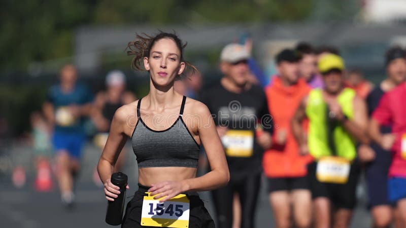 Maratona Feminina. Corrida De Atletas. Fugitiva Desportiva. Desportista.  Video Estoque - Vídeo de europeu, lazer: 280273049