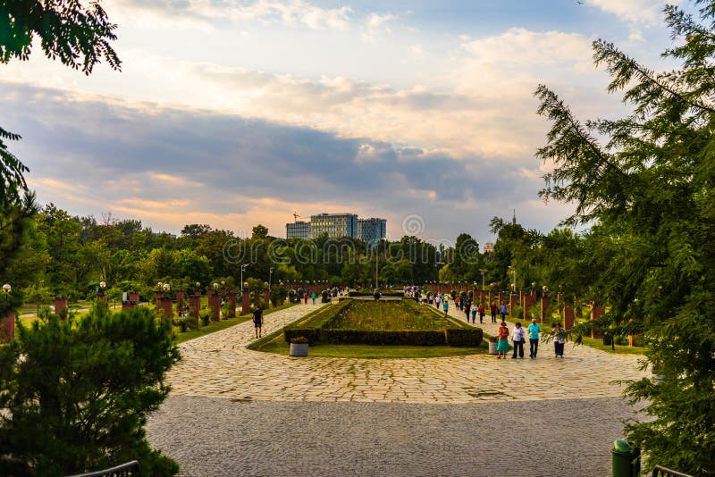 Pessoas andando e se divertindo no Parque Herastrau do Rei Mihai, que estaciono em Bucareste, Romênia, 2019 foto de stock Pessoas andando e se divertindo no Parque Herastrau do Rei Mihai, que estaciono em Bucareste, Romênia, 2019 foto de stock