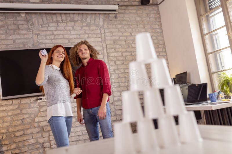 As Pessoas Jogando Futebol No Quintal Se Juntaram Em Círculo Durante O  Tempo Todo Foto de Stock - Imagem de ativo, jardim: 205153134