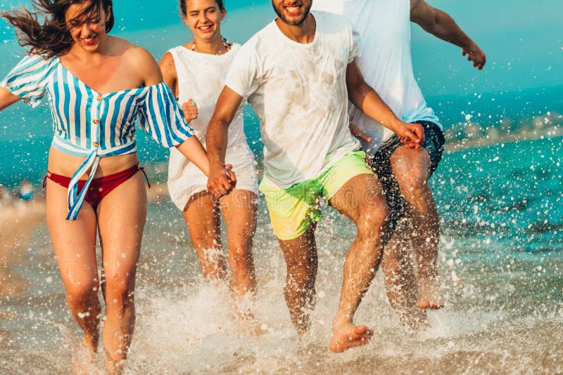 Grupo De Pessoas Jogando Vôlei De Praia Na Costa · Foto profissional  gratuita