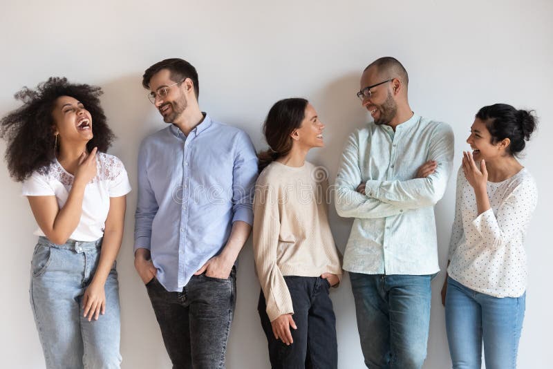 estudantes se divertindo, colegas comemorando feriado, amigos