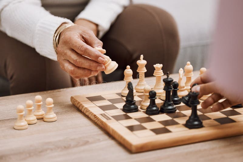 Amigos De Xadrez E Jogos De Tabuleiro Em Mesa De Madeira Para Movimentos  Estratégicos, Convencidos Ou Táticos, Em Casa. Grupo Sêni Foto de Stock -  Imagem de casa, povos: 272930576