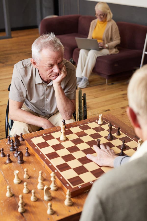Pessoas Jogando Xadrez Em Casa De Aposentadoria Imagem de Stock - Imagem de  jogo, xadrez: 231334643