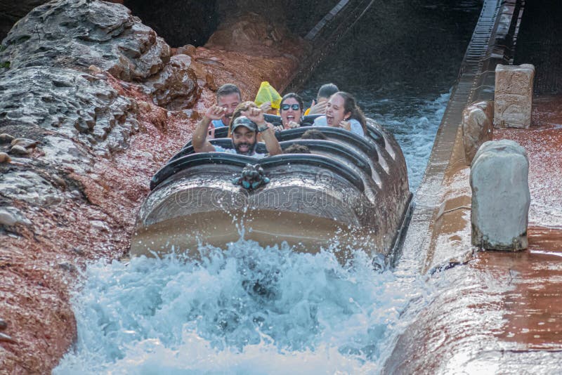 Pessoas se divertindo atração por água de Splash Mountain no Reino Mágico no Walt Disney World 7 imagens de stock royalty free Pessoas se divertindo atração por água de Splash Mountain no Reino Mágico no Walt Disney World 7 imagens de stock royalty free