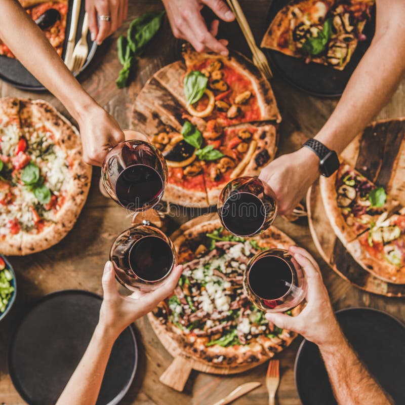 Pessoas varrendo óculos sobre a mesa com pizzaria italiana