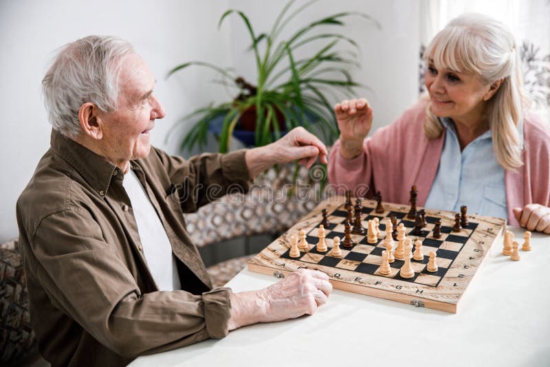 Foto de Negócios Homem Jogando Xadrez e mais fotos de stock de 40-49 anos -  40-49 anos, Adulto, Adulto maduro - iStock