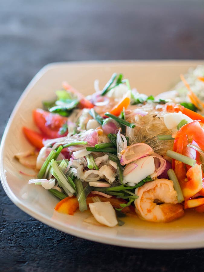 pestlen f?r kokkonst?rtmortel kryddar thai traditionellt Sallad för risnudel, nya grönsaker och örter och skaldjur på en platta i royaltyfri foto pestlen f?r kokkonst?rtmortel kryddar thai traditionellt Sallad för risnudel, nya grönsaker och örter och skaldjur på en platta i royaltyfri foto
