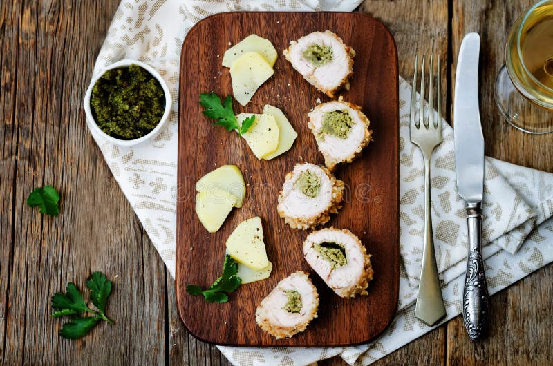 Pesto gevulde crumbs kip stock afbeeldingen Pesto gevulde crumbs kip stock afbeeldingen