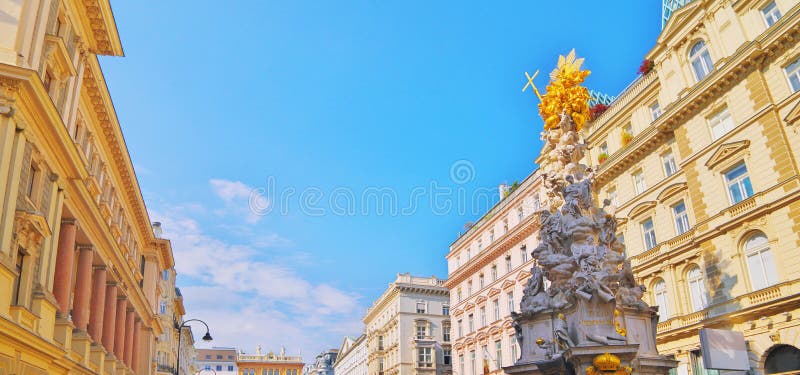 Pestsaule em Graben, uma rua pedestre famosa de Viena com uma coluna memorável do praga rua principal da cidade velha em Viena, c foto de stock Pestsaule em Graben, uma rua pedestre famosa de Viena com uma coluna memorável do praga rua principal da cidade velha em Viena, c foto de stock