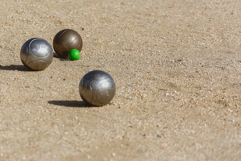Petanque-Bälle auf dem Boden des Spielgerichtes stockfotografie Petanque-Bälle auf dem Boden des Spielgerichtes stockfotografie