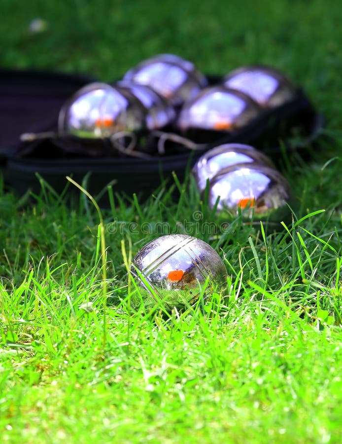 Petanque-Bälle in einem frischen grünen Gras lizenzfreie stockbilder Petanque-Bälle in einem frischen grünen Gras lizenzfreie stockbilder