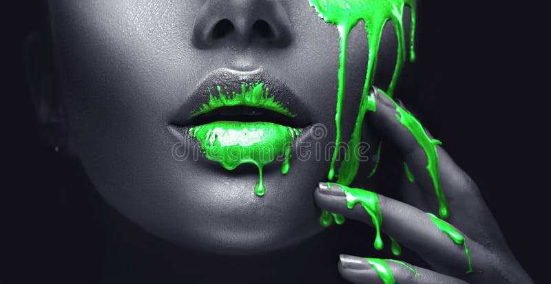 Pete verzi neon pictează picături de pe buzele feței și picături de lichid verde pe un model frumos, fete cu gura deschisă royalty free stock image