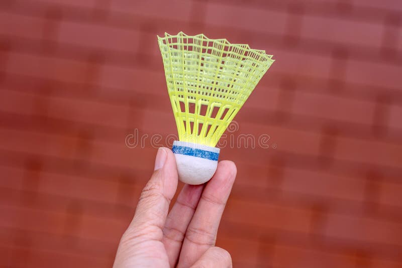 Peteca plástica do badminton à disposição fotos de stock royalty free Peteca plástica do badminton à disposição fotos de stock royalty free