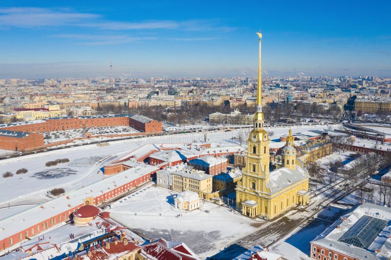 Peter och Paul domkyrka i St Petersburg, Ryssland Det ?r en av de huvudsakliga gr?nsm?rkena av staden Guld- högväxt tornspira av arkivbild Peter och Paul domkyrka i St Petersburg, Ryssland Det ?r en av de huvudsakliga gr?nsm?rkena av staden Guld- högväxt tornspira av arkivbild